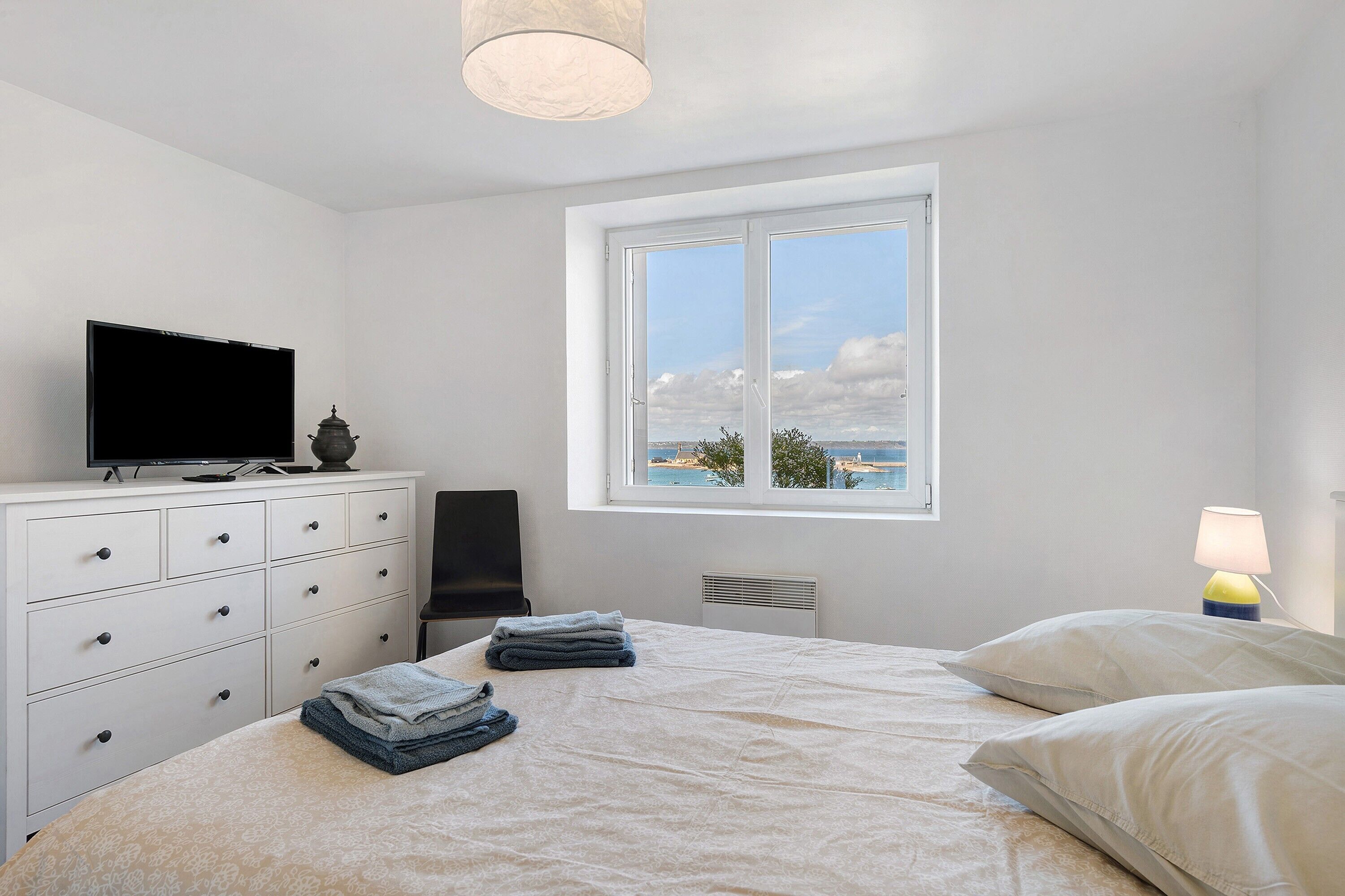 Silitysrauta/-lauta, Wi-Fi, vuodevaatteet