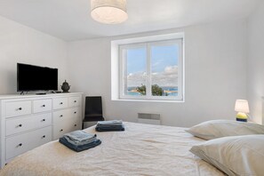 Tabla de planchar con plancha, wifi y ropa de cama 