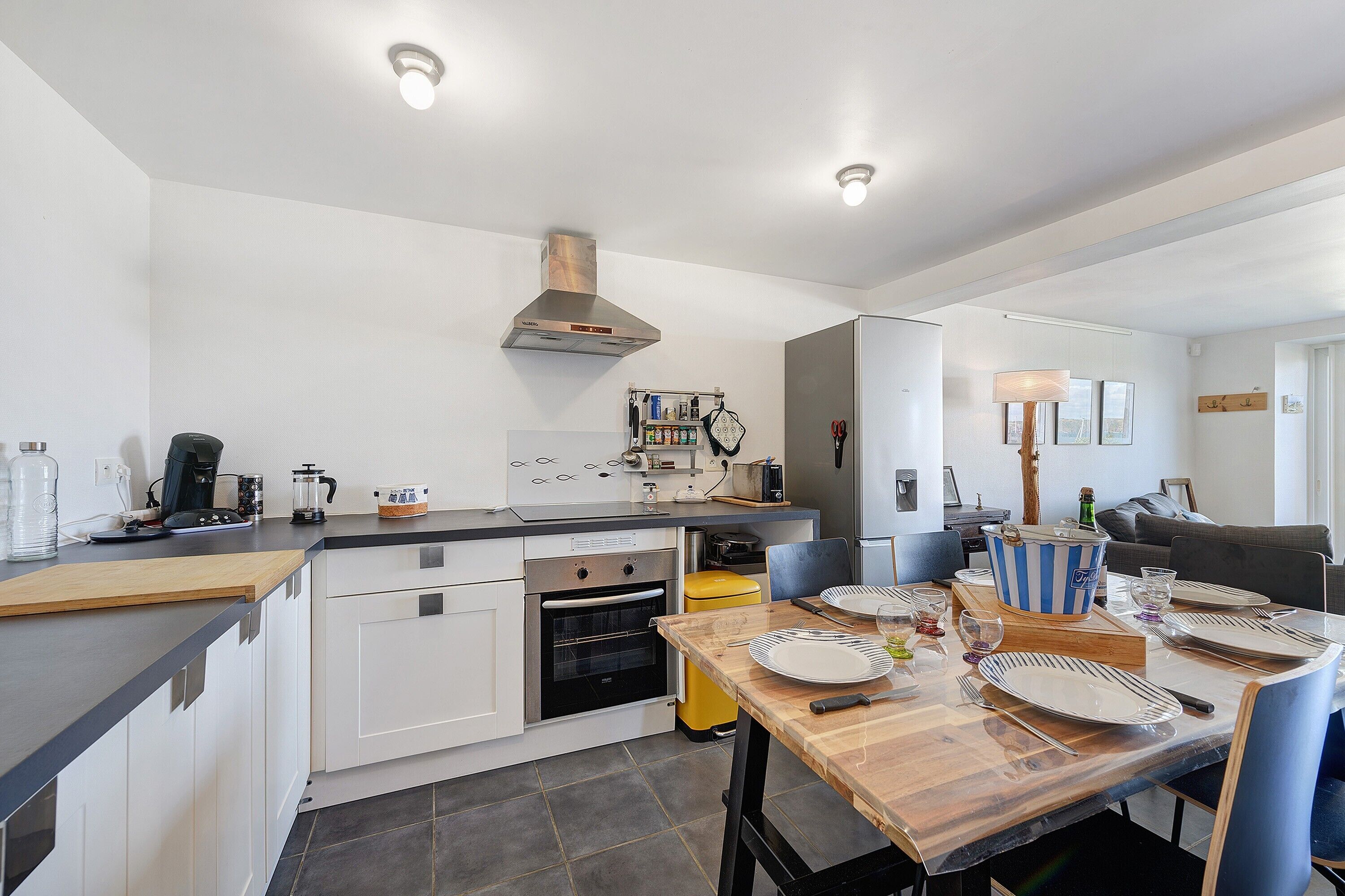 Jääkaappi, mikroaaltouuni, uuni, liesi