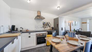 Jääkaappi, mikroaaltouuni, uuni, liesi