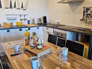 Een koelkast, een microgolfoven, een oven, een kookplaat