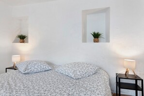 Iron/ironing board, WiFi, bed sheets - On the Fern Path: An Authentic Penty at the Gateway to Camaret (Camaret-sur-Mer)