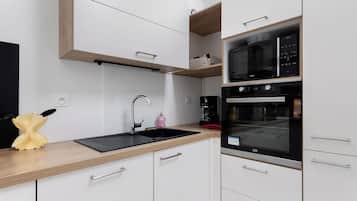 Køleskab, mikrobølgeovn, ovn, kogeplade