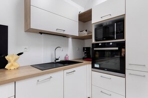 Fridge, microwave, oven, stovetop - On the Fern Path: An Authentic Penty at the Gateway to Camaret (Camaret-sur-Mer)