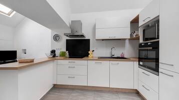 Kühlschrank, Mikrowelle, Ofen, Herdplatte