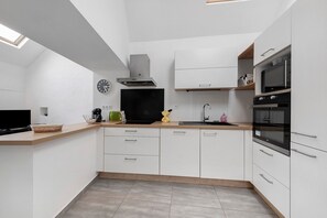 Kühlschrank, Mikrowelle, Ofen, Herdplatte