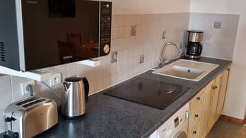 Fridge, microwave, stovetop, dishwasher