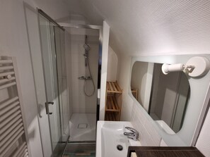 Suihku, hiustenkuivaaja, pyyhkeet