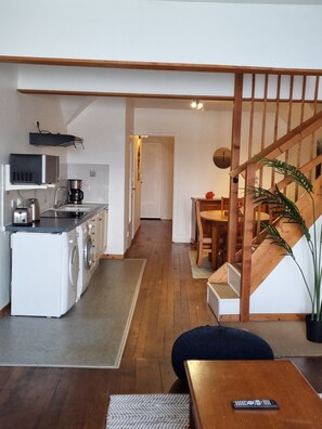 Geladeira, micro-ondas, cooktop, lava-louças