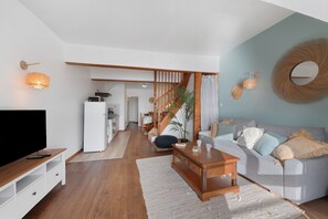 TV - Charming Cosy Apartment – Facing Camaret Port (Camaret-sur-Mer)