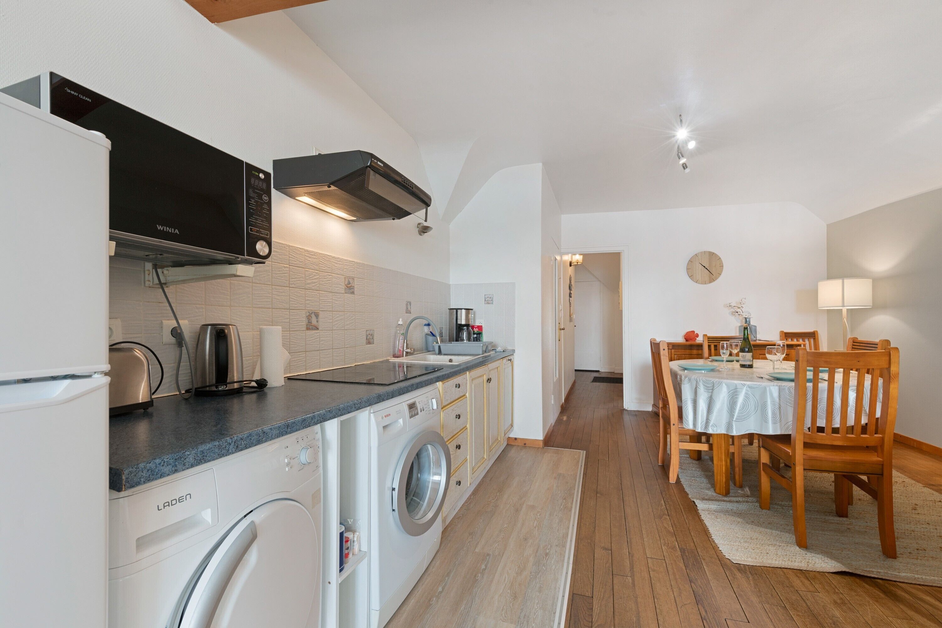 Jääkaappi, mikroaaltouuni, liesi, astianpesukone