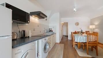 Jääkaappi, mikroaaltouuni, liesi, astianpesukone