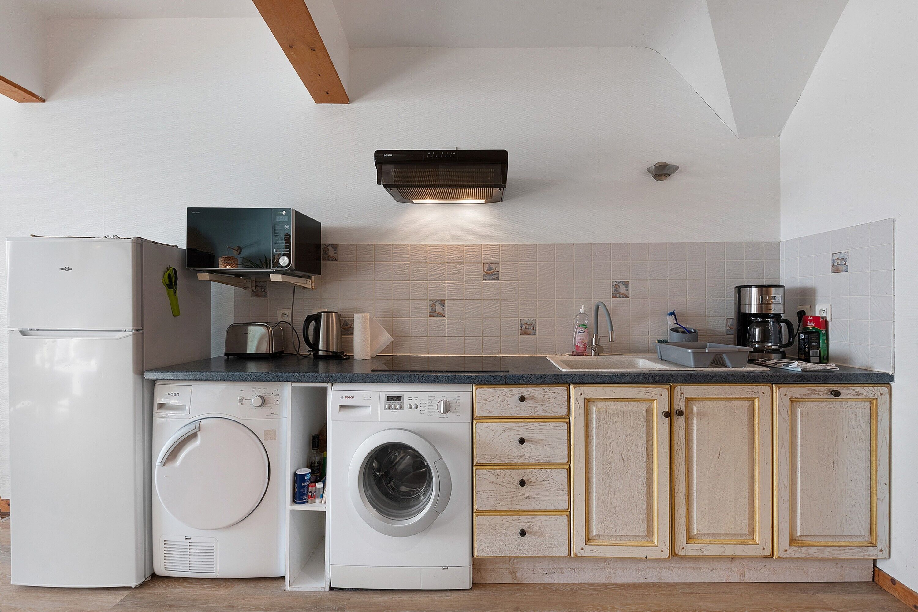 Jääkaappi, mikroaaltouuni, liesi, astianpesukone