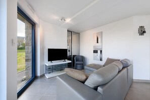 TV - Holiday Home for 14 Guests with Port View in Camaret (Camaret-sur-Mer)