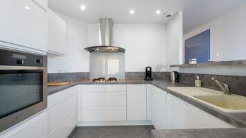 Jääkaappi, mikroaaltouuni, uuni, liesi