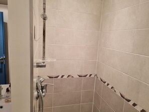 Suihku, hiustenkuivaaja, pyyhkeet