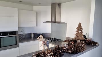 Een koelkast, een magnetron, een oven, een kookplaat