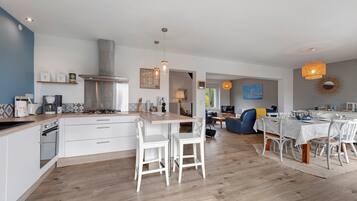 Jääkaappi, mikroaaltouuni, uuni, liesi