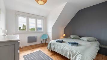 Silitysrauta/-lauta, Wi-Fi, vuodevaatteet