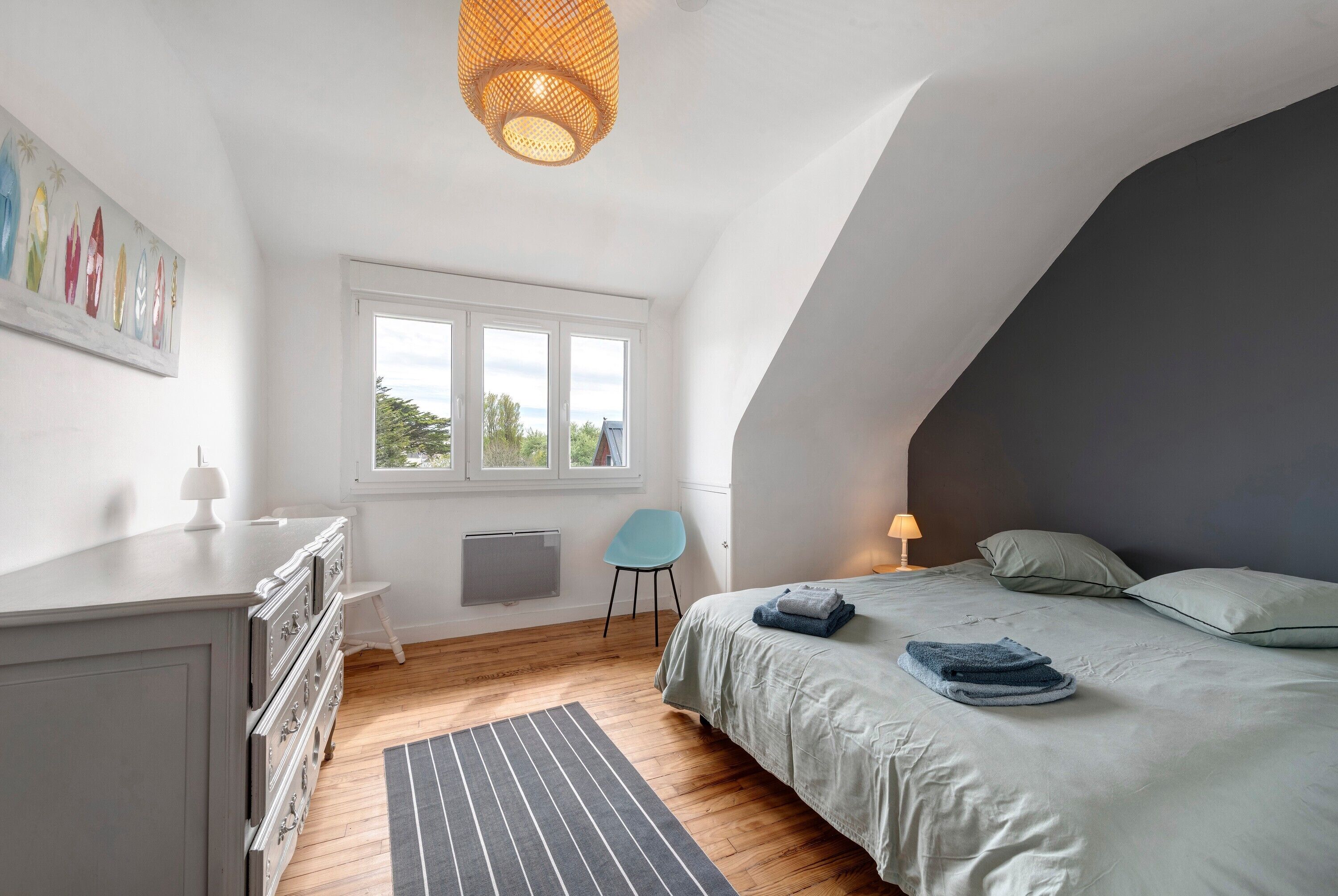 Iron/ironing board, WiFi, bed sheets