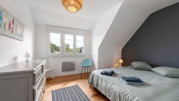 Iron/ironing board, WiFi, bed sheets