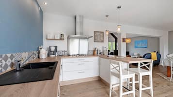 Een koelkast, een magnetron, een oven, een kookplaat