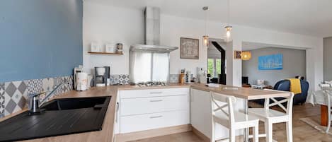 ثلاجة، ميكروويف، فرن، موقد طهي مسطح