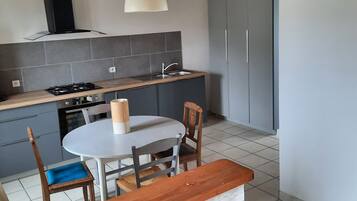 Kylskåp, mikrovågsugn, ugn och spishäll