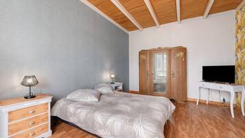 2 bedrooms, iron/ironing board, WiFi, bed sheets