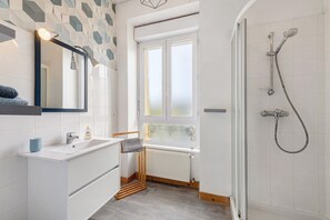 Shower, hair dryer, towels