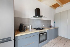 Jääkaappi, mikroaaltouuni, uuni, liesi