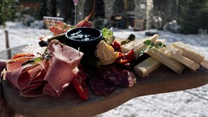 Ett hotell som heter ”Hotel Malgovert”, med en skylt som visar att det finns en restaurang och en bar.