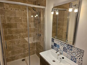 Douche, serviettes fournies