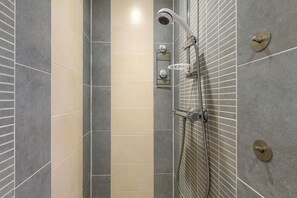 Een douche, een haardroger, handdoeken