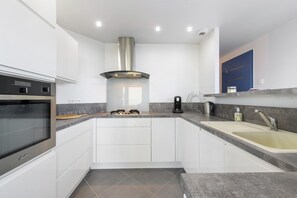 Fridge, microwave, oven, stovetop - Magical Moments by the Sea (Camaret-sur-Mer)