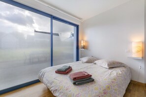 Een strijkplank/strijkijzer, wifi, beddengoed