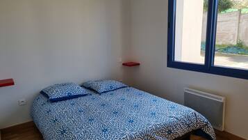 Iron/ironing board, WiFi, bed sheets