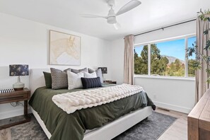5 bedrooms, desk, iron/ironing board, travel crib