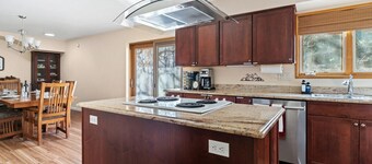 Near Downtown*Fully Fenced*Pets* Single level