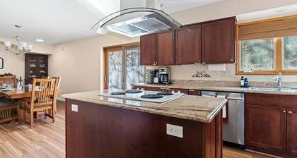 Near Downtown*Fully Fenced*Pets* Single level