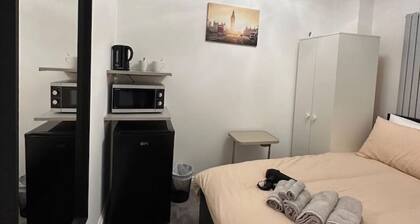 London Borough 5 min walk