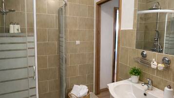 Dusche, Haartrockner, Handtücher
