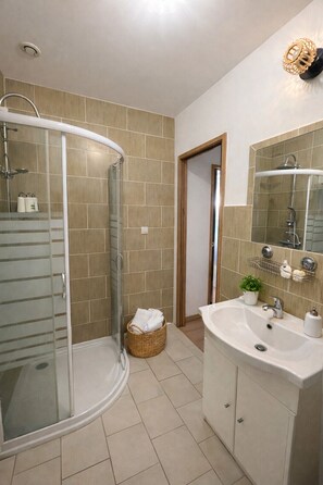 Een douche, een haardroger, handdoeken