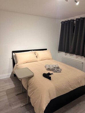 1 habitación, tabla de planchar con plancha, wifi y ropa de cama 