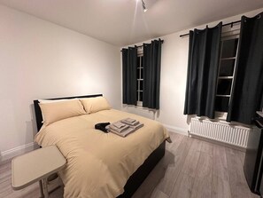 1 habitación, tabla de planchar con plancha, wifi y ropa de cama