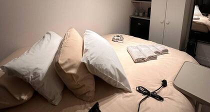 Room 10 mins to Waterloo by tube