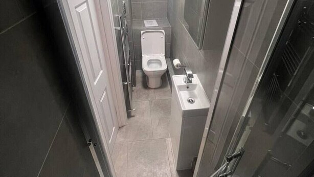 Une petite salle de bain moderne, comprenant des toilettes, un lavabo et une douche.