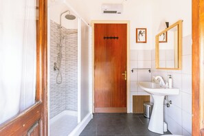 Shower, hair dryer, bidet, towels - Explorer's room, cozy B&B Art Studio with watercolor lessos (Baunei)