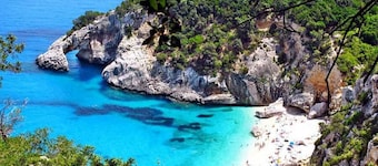 Explorer's room, cozy B&B Art Studio with watercolor lessos