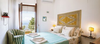 Explorer's room, cozy B&B Art Studio with watercolor lessos